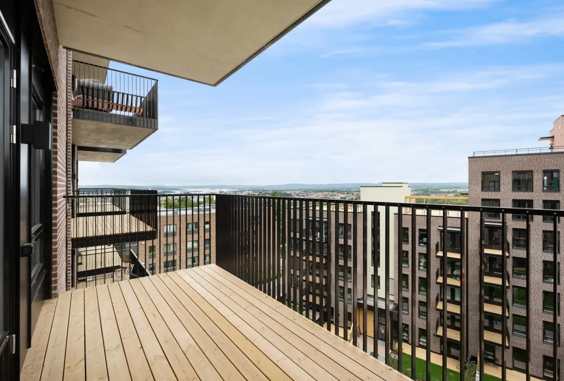 Balkongen på 5,5 kvadrat har bra utsyn.